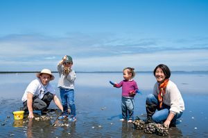タサン志麻さん、家族で楽しむ潮干狩り＆志麻さん流・春の魚介料理のレシピ
