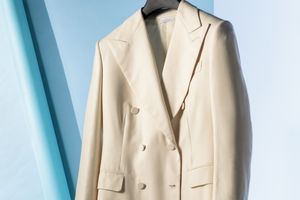 ドレスアップを引き立てる、イタリアの名門「ブリオーニ」のテーラードジャケット