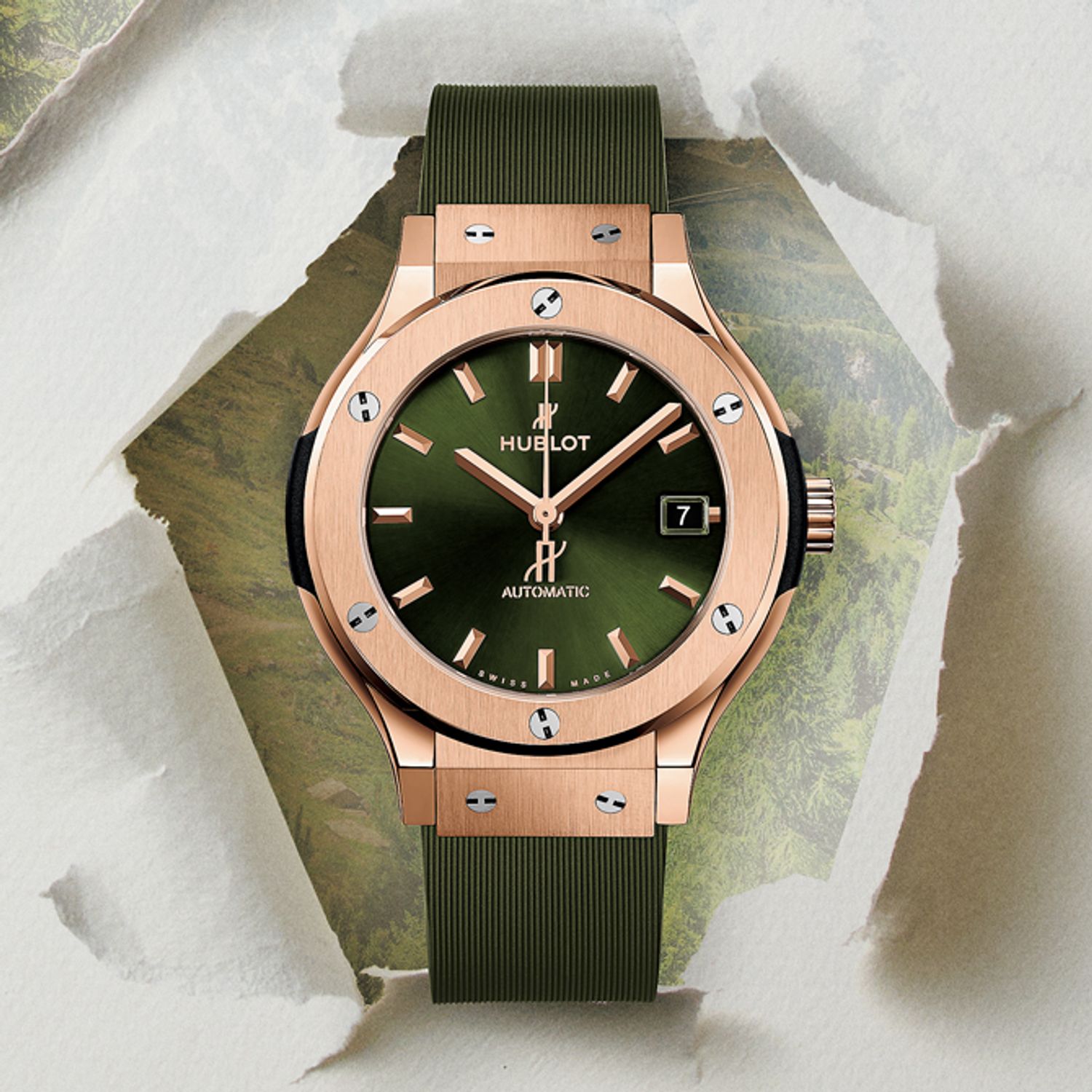 時計「クラシック・フュージョン キングゴールド グリーン」（キングゴールド、ラバーストラップ、ケース径38ミリ、自動巻き）264万円／ウブロ（LVMHウォッチ・ジュエリー ジャパン ウブロ）