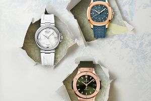 旅のひとときをいっそう豊かにしてくれる、ラグジュアリーなラバーストラップ時計3選