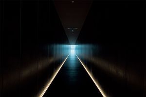 長いエントランスを抜け、日常のスイッチをオフに。洞爺湖の絶景が広がります