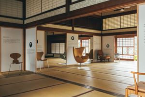 フリッツ・ハンセンの椅子と、歴史的建造物がおりなす空間で究極の和モダン体験を