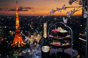 煌めく東京タワー、満開の桜、そしてシャンパーニュ。アンダーズ 東京の「夜桜プレミアムビュープラン」へようこそ