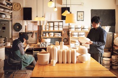 趣ある昭和の家屋を工房に改装した飛松さん（右）。