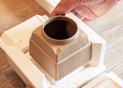 乾燥後、石膏型から磁土を取り出す。