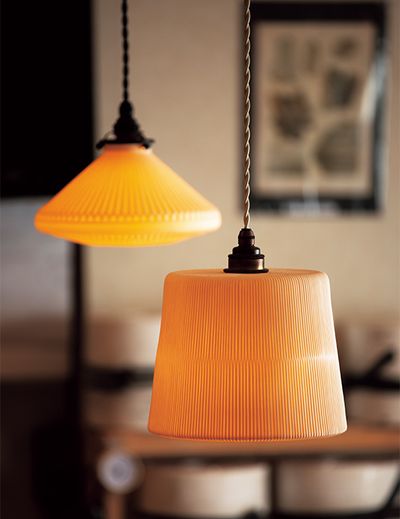 奥・下から眺めたときも美しい「Cone M」（直径213×高さ125ミリ）4万9500円～。手前・昨年の夏に発表した「Bucket L」（直径210×高さ170ミリ）7万1500円～。