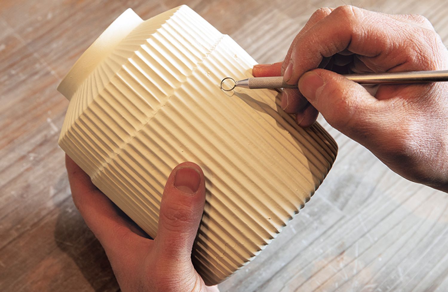 その後、表面の凹凸を手作業で整える。