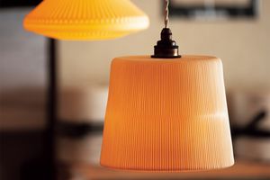 大正レトロを感じさせるランプシェードに世界が注目。磁器の“透け感”を生かした懐かしさ漂う照明