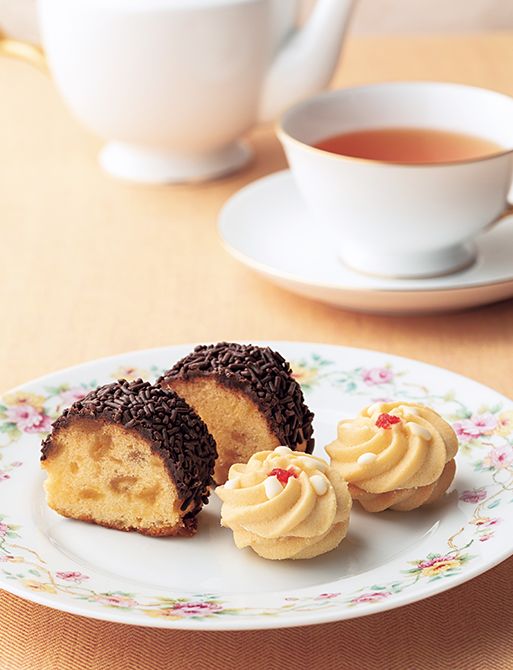 10日間煮込んだパイナップルが入ったパウンドケーキにチョコレートをコーティングした「ガトーアナナ」、キャラメリゼしたアーモンドを混ぜ込んだプラリネクリームを挟んだ「ソフトクッキー」の詰め合わせ。「しっかりとした甘さがあるので、お茶会のお菓子のように、抹茶とも相性抜群です」。