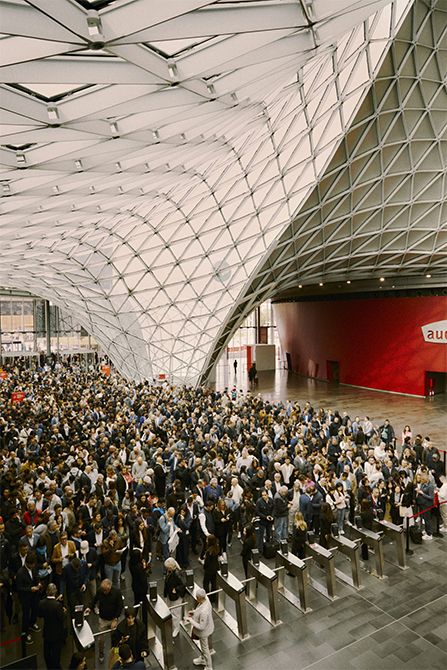 平日は業界関係者のみが入場する純粋なビジネスの場なため、 出展企業はイタリアをはじめ約180カ国からの来場者に対応するための海外販路を構築し出展に挑む必要があります。週末は一般開放し、どなたでもご来場いただけます。