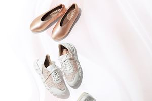 外反母趾の人も履けるお洒落な靴「ミスキョウコ」からスニーカーブランドが誕生！