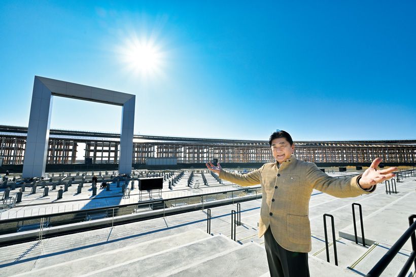 大阪・関西万博は佐渡 裕指揮による「1万人の第九」から始まる／写真は万博会場内にある「ウォータープラザ」と呼ばれる場所。ここで、万博アンバサダーでもある佐渡 裕さん指揮のもと、開幕イベント「1万人の第九 EXPO2025」が開催される。会場に集った1万人と世界中から集めた歌声投稿で、平和を願う「歓喜の大合唱」をつくり上げる。