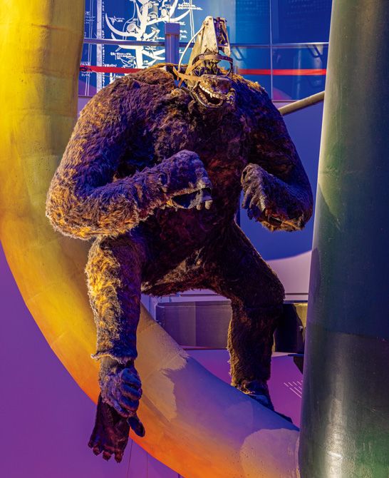 生命の樹に腰掛けるゴリラの模型。あえて当時の状態のまま展示されている。