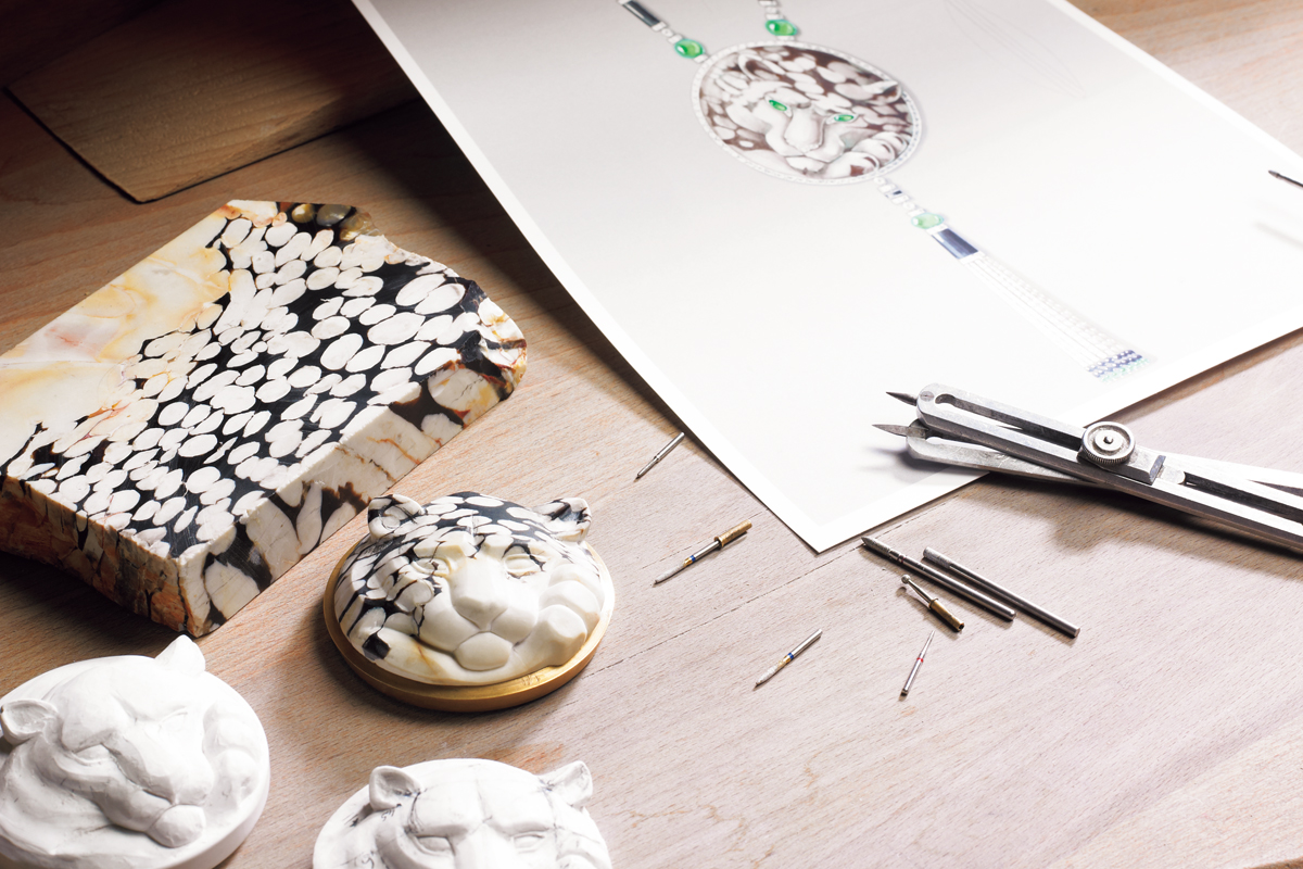 トップジュエラーの超絶技巧】宝石に細やかな図像や文字を彫り刻む