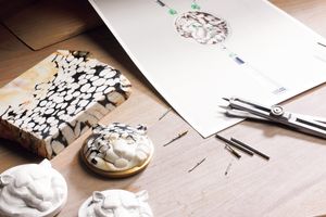 【トップジュエラーの超絶技巧】宝石に細やかな図像や文字を彫り刻む「カルティエ」の“グリプティック”