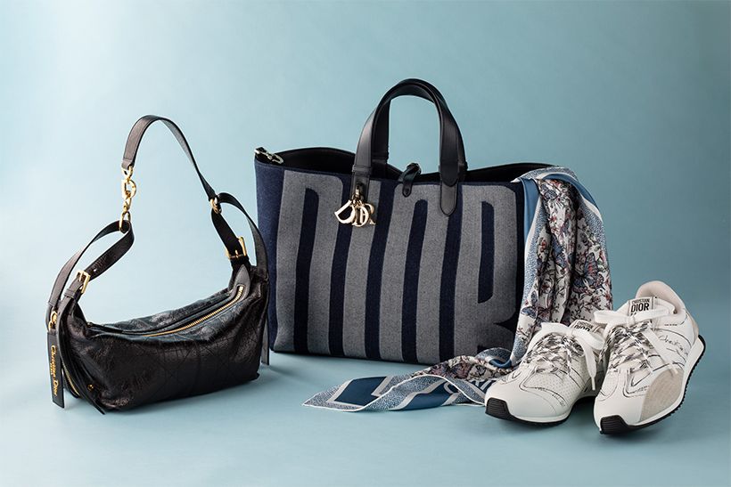 トートバッグ（横37×高さ28.5×幅20㎝）61万円、スカーフ6万2000円、スニーカー14万9000円、ショルダーバッグ「D-ジャーニー」（横25.5×高さ14×幅14.5㎝）00万円／ディオール（クリスチャン ディオール）