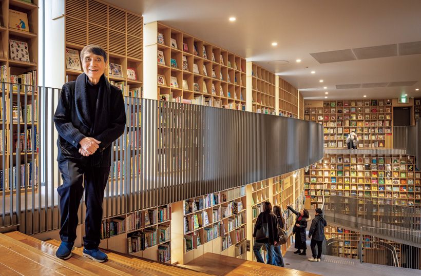 「こども本の森」寄贈の着想は、米国の鉄鋼王カーネギーが、2500軒もの図書館に寄付をしたことにも触発されてのもの。内部は3層の吹き抜け。