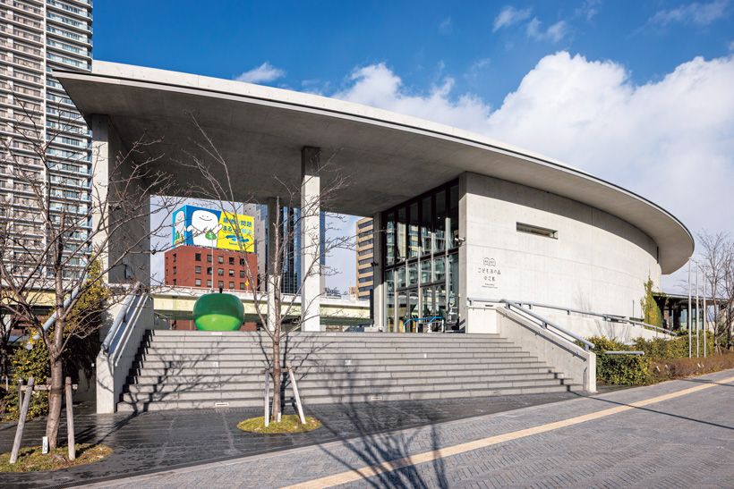 敷地に合わせて平面は弧を描く。