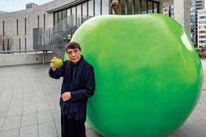 芸術都市へと変貌する大阪のアートの新名所へ。安藤忠雄さんが設計し寄贈した「こども本の森 中之島」