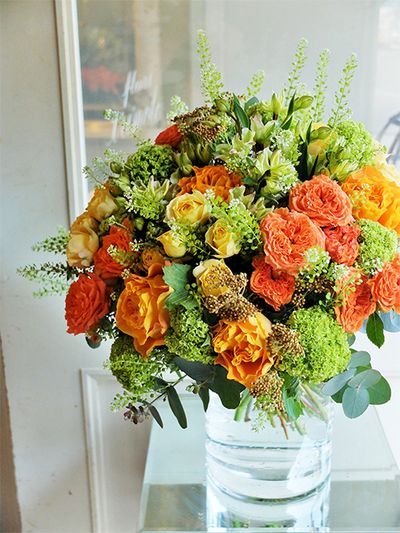 黄色やオレンジ色のバラの中にライスフラワー‘ゴールド’を加えてブーケを制作しました。奥様のバースデーにご主人からの贈り花です。バラは‘マンゴーリーバ’、‘プルチーノ’、‘シンディライオン’の3種を使用。ほかにアルストロメリア‘エクストリーム’、タラスピオファリム、ビバーナム・スノーボールを合わせました。