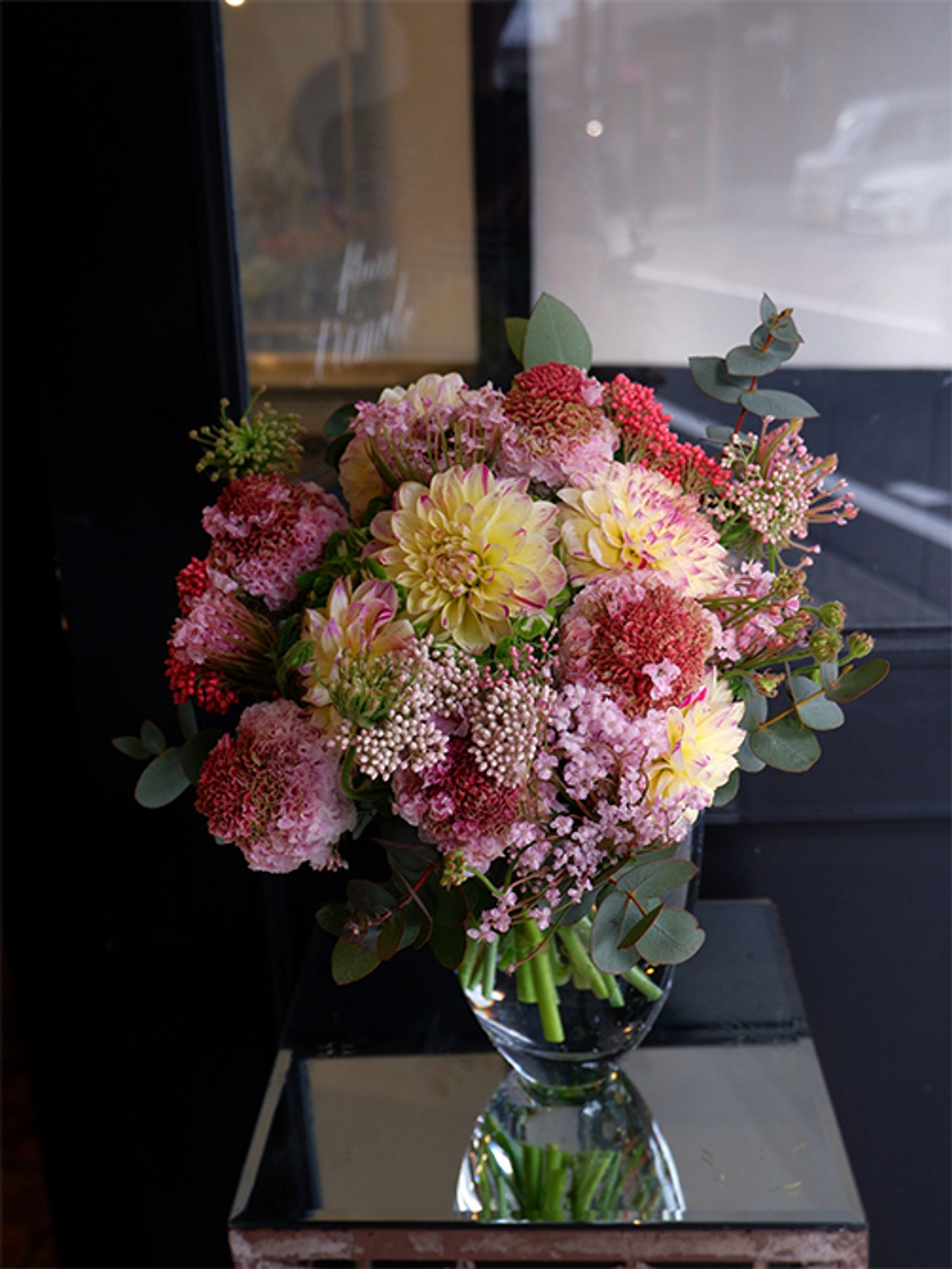 ライスフラワー‘ピンク’を利用して、ピンクグラデーションのブーケに。ダリア‘キャンキャン’、スカビオサ‘ハルル’、ブルーレースフラワー‘ラッキーレディ’を合わせ、ユーカリをあしらいました。女の子の中学入学を祝う贈り花です。