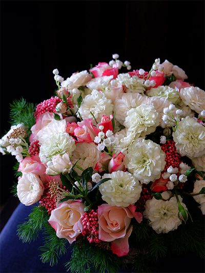 お祖母様の誕生日の贈り花。ライスフラワーの‘レッド’と‘ゴールド’に、ちょうどこの時期に出回るスズランを組み合わせた旬のアレンジです。バラの‘ストロベリーモンローウォーク’と‘グリーンアイス’でボリューム感を出し、ミリオグラタスなどをあしらいました。