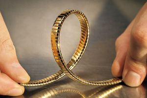 【トップジュエラーの超絶技巧】ブルガリの名品“トゥボガス”の驚くべきしなやかさはこうして生まれる