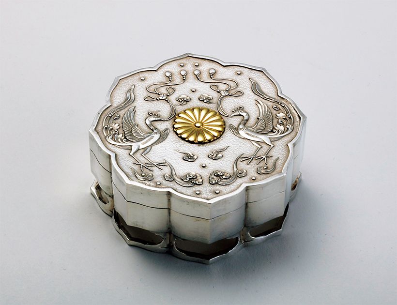 八稜鏡形鳳凰文ボンボニエール（大正大礼 東京宮中饗宴） 銀製 大正4（1915）年12月8日下賜