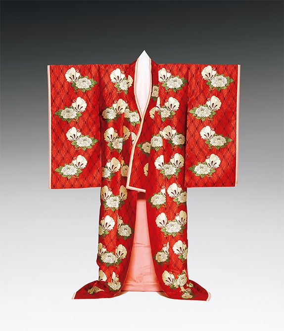 蘇芳雲立涌地文蝶牡丹上文二陪織物袿 （山階芳麿夫人寿賀子料） 絹 大正－昭和時代（ 20世紀）