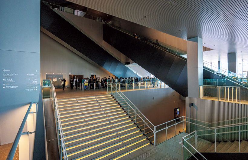 黒い直方体の内部に入ると、吹き抜けの大空間が広がる。緩やかな勾配の階段を上り、2階からはエスカレーターで展示室へ。