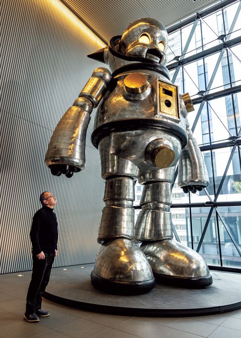 【大阪中之島美術館】1983年、大阪市制100周年記念事業基本構想として「近代美術館の建設」が発案されてから約40年後の2022年に開館。大阪出身の現代美術家ヤノベケンジさんの巨大彫刻《ジャイアント・トらやん》は、4階と5階をつなぐ階段横に常設展示されている。「人に喜んでもらうことが創造の原点」とヤノベさん。