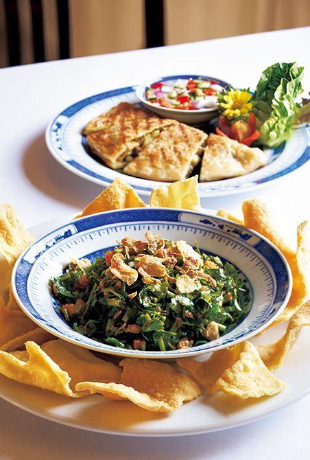 タイ料理のメニューから、スパイシーなコリアンダーのサラダ220バーツと、ラム肉を詰めたロティ200バーツ。カレー味の麺料理、カオソーイもおすすめ。