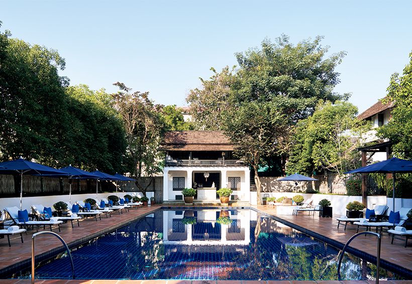 ホテルの奥まったところには、落ち着いた雰囲気のプールがある。ここにも静かな時間が流れ、ときおり鳥の鳴き声が聞こえる。向こうに見える建物はスパ棟。