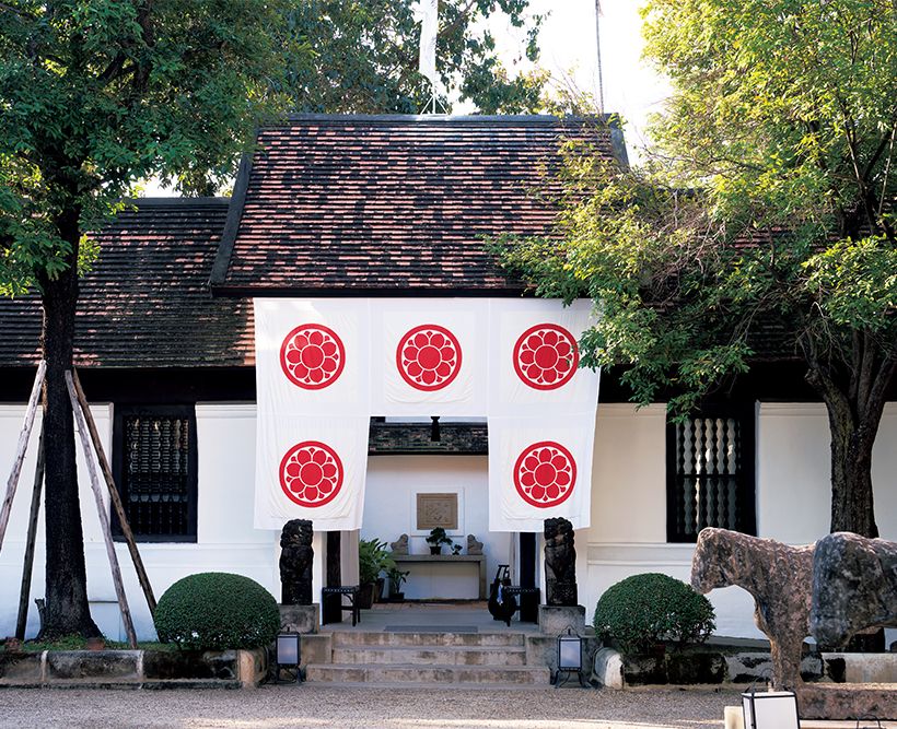 ホテルのエントランス。シンボルマークの幕が掛けられている。奥の突き当りを左に進むとレセプションがあり、中庭、客室へと続く。