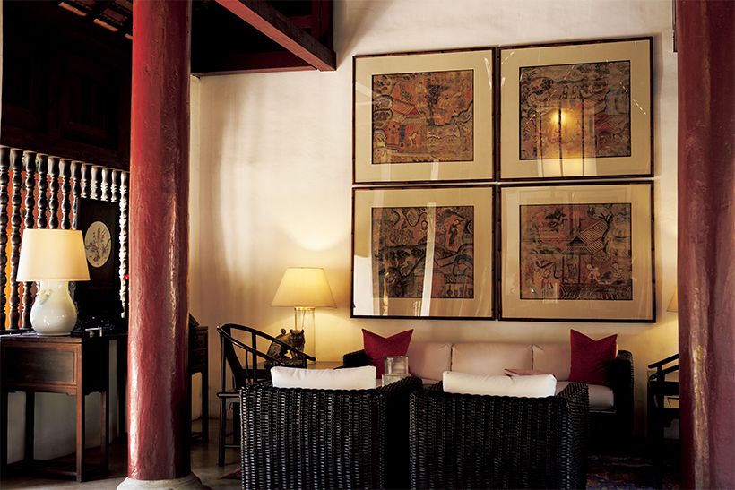 客室棟の中庭の一角にあるラウンジ。太いチーク材でできた赤い漆塗りの柱の配置は、チェンマイの寺院建築から着想を得たもの。宿泊客は自由に利用できる。