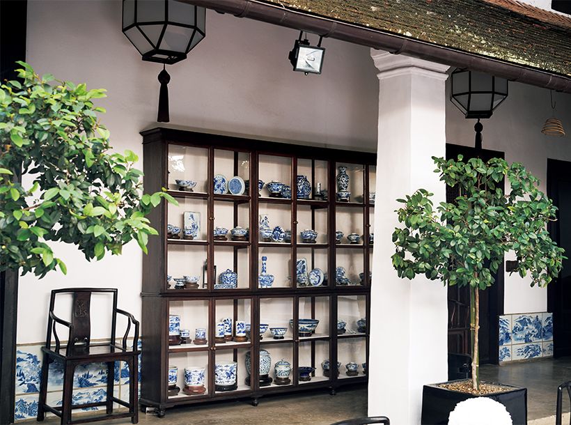 レストランの中庭に面して飾られた、ブルー＆ホワイトの器のコレクション。