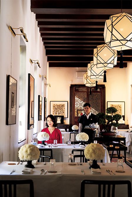 メインダイニングでランチを楽しむ優子さん。ランタンは、寺院にある竹と紙でできた提灯から発想を得て、ルー氏がデザインしたもの。