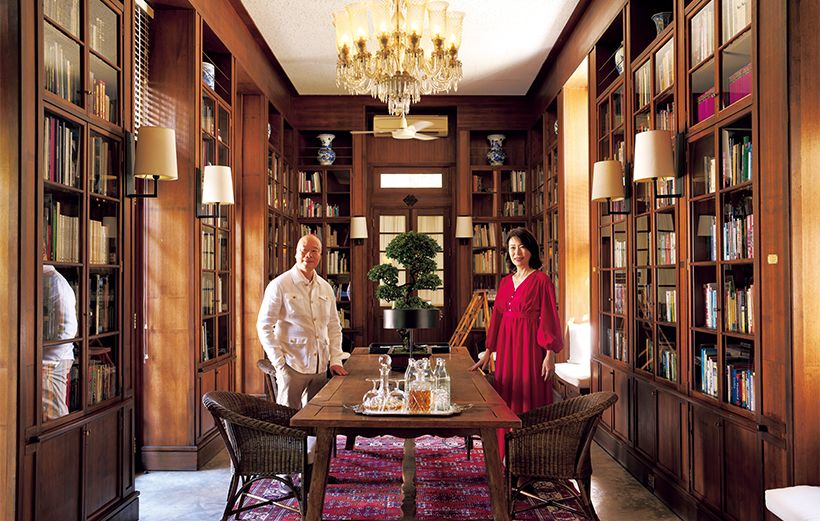 旧市街にある「ラチャマンカ ホテル」のライブラリーにて、親交があるホテルオーナー、ルー氏とともに。チーク材の書棚、天井に煌めくシャンデリア、東洋と西洋が融合した空間に、ルー氏の美意識が充溢している。