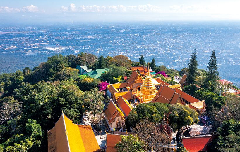 標高1080メートルの山頂の寺院からチェンマイの街を見晴るかす