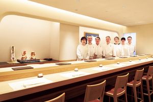 酸味が際立つ酢飯が印象的。鮨好きが足繫く通う「鮨 みずかみ」