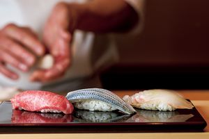 名店出身の実力派が東京・広尾へ。「鮨 ゆうき」の洗練された酢飯に注目