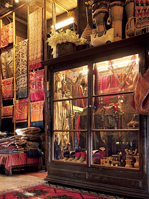 山岳少数民族の古い衣装や装飾品、靴など、オーナーのコレクションがディスプレイされた棚。その佇まいも美しい。