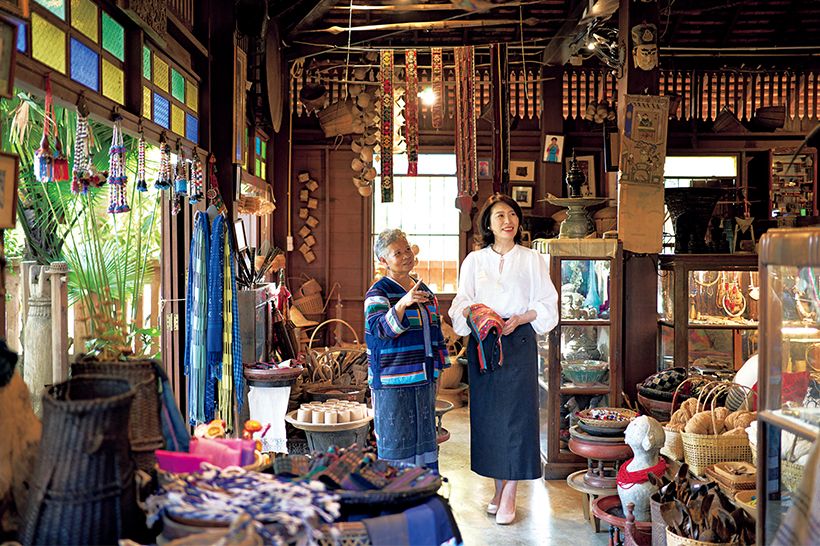 オーナーのリンさんの説明を受けながら、店内でお気に入りのものを探す優子さん。あっという間に時間が過ぎる。