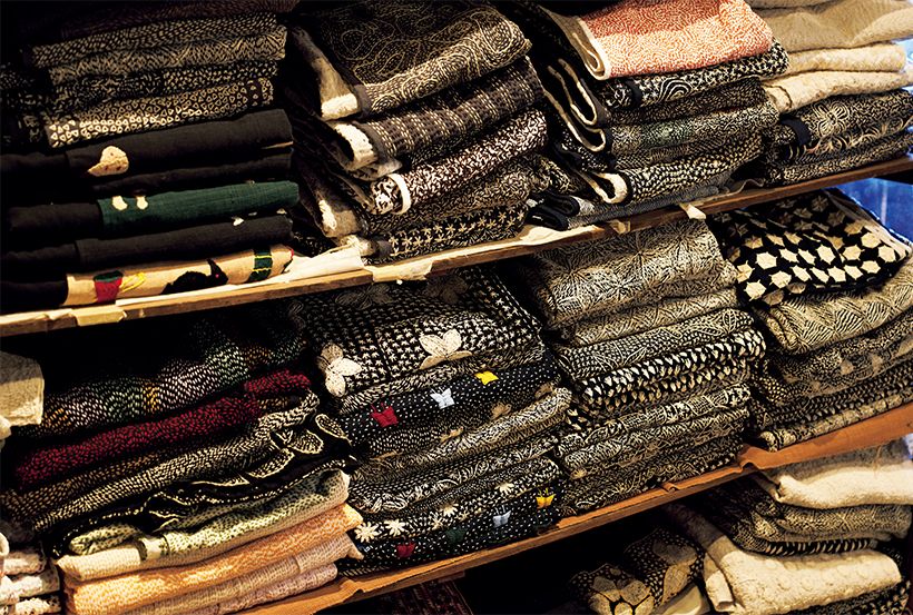 布は200バーツから数万バーツするものまで多彩。刺し子の布を使ったバッグや服などの小物も揃う。