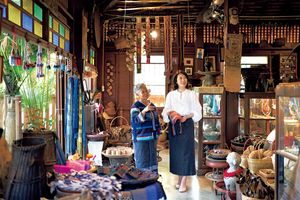 ルボンボン優子さんとタイ北部の少数民族が作る多彩な民芸品が揃う「パ カ ヨー」へ