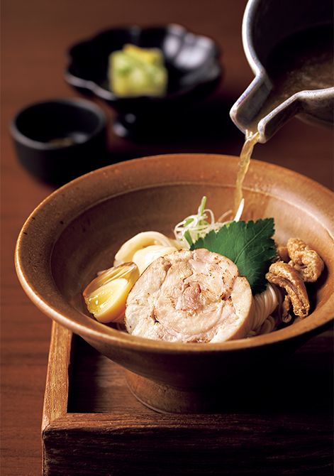 地鶏のさまざまな部位、揚げた皮を、そうめんと合わせた一品は、どこか和風の趣。地鶏からとったスープをかけて。