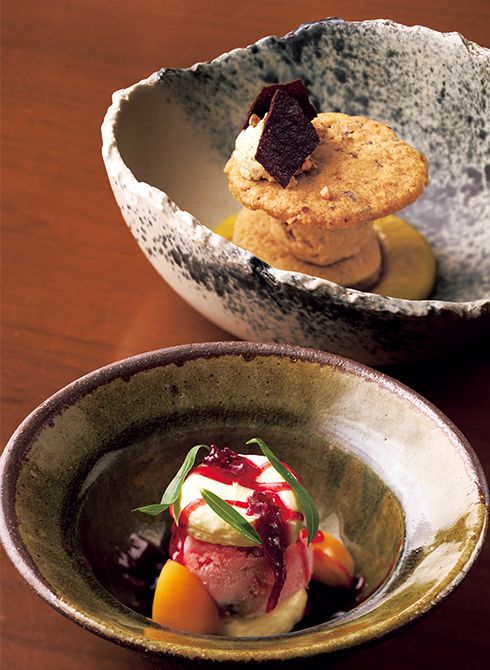 デザートは2品。手前はストロベリーとピーチのソルベに、ロゼラのソース。奥はピーナッツクッキーではさんだお茶としょうがのアイスクリーム、かぼちゃのソースを添えて。