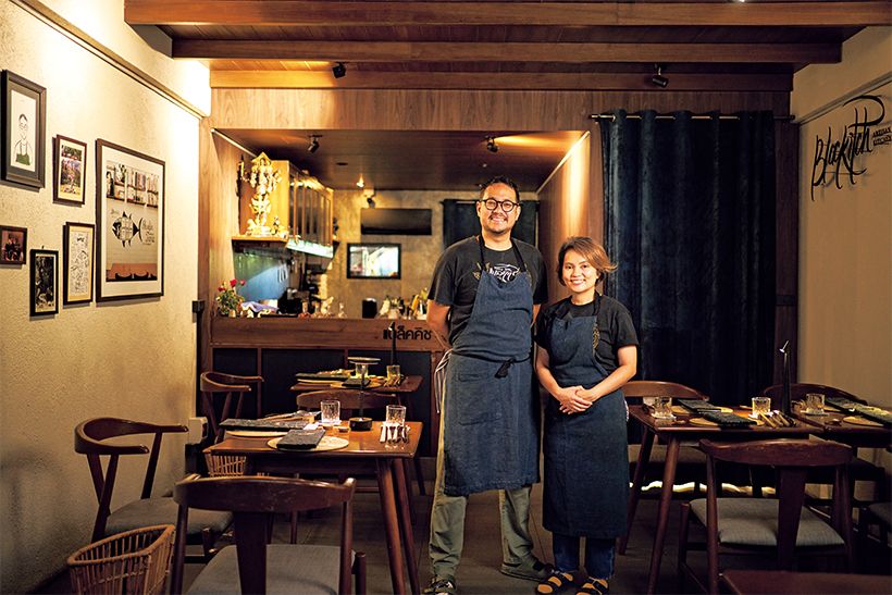 テーブル16席、小ぢんまりとしたカジュアルなダイニングで、オーナーシェフのブラックさんと、奥様のビアさん。