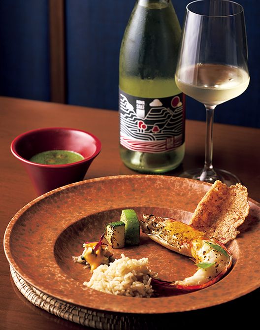 コースの最後はご飯料理で締めくくるのがこの店のコンセプト。タイのハーブ、パンダンリーフに似た香りを持つ米を、タイ南部で取れる川海老の身、みそ、カレー風味のスープ、ゲーンリアンと混ぜ合わせていただく。シェフがチェンマイで手がける生酛(きもと)造りの日本酒と合わせて。