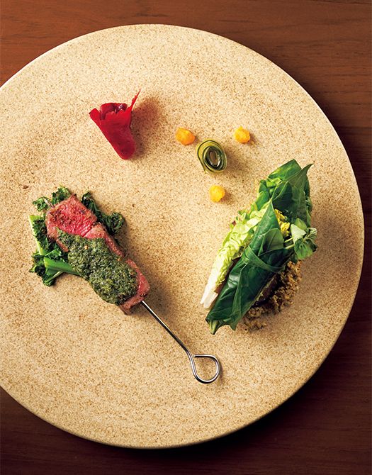 日替わりの野菜約10種は、中にしのばせた海老みそソースと混ぜて、シャロレー種の牛肉はバジルペーストといただく。